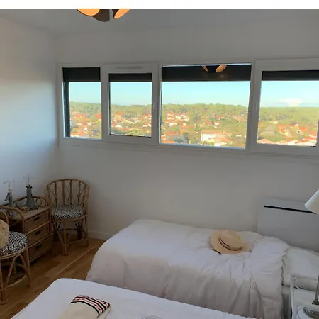 A Single Bed On Atlantic Ocean Chez L'habitant *